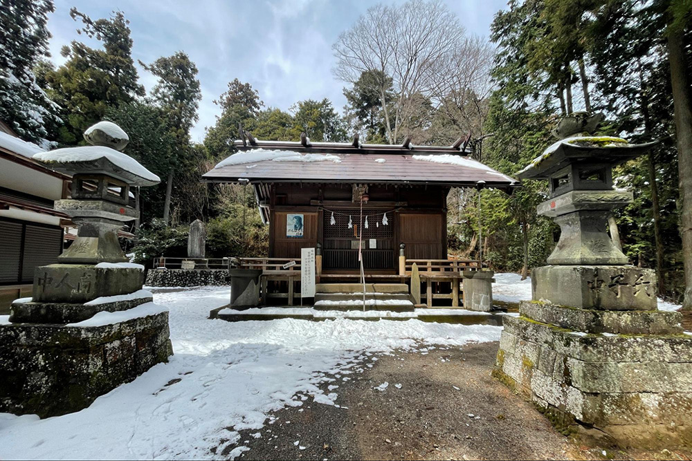 越上山の麓にある阿寺集落の鎮守