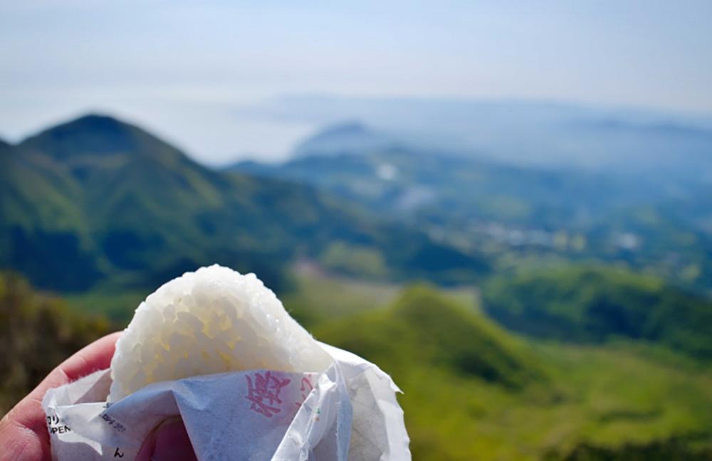 夏場の登山でおにぎり