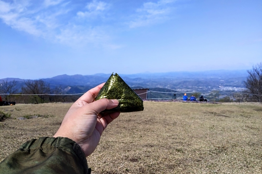 夏場の登山でおにぎりをおいしく食べよう