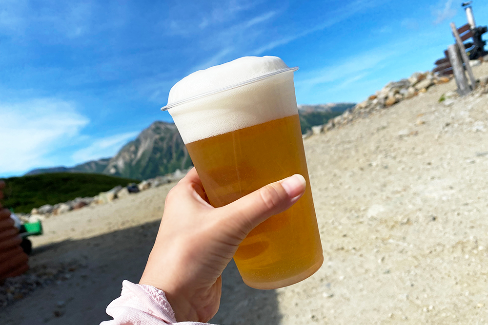 山小屋で鷲羽岳を見ながら生ビール!