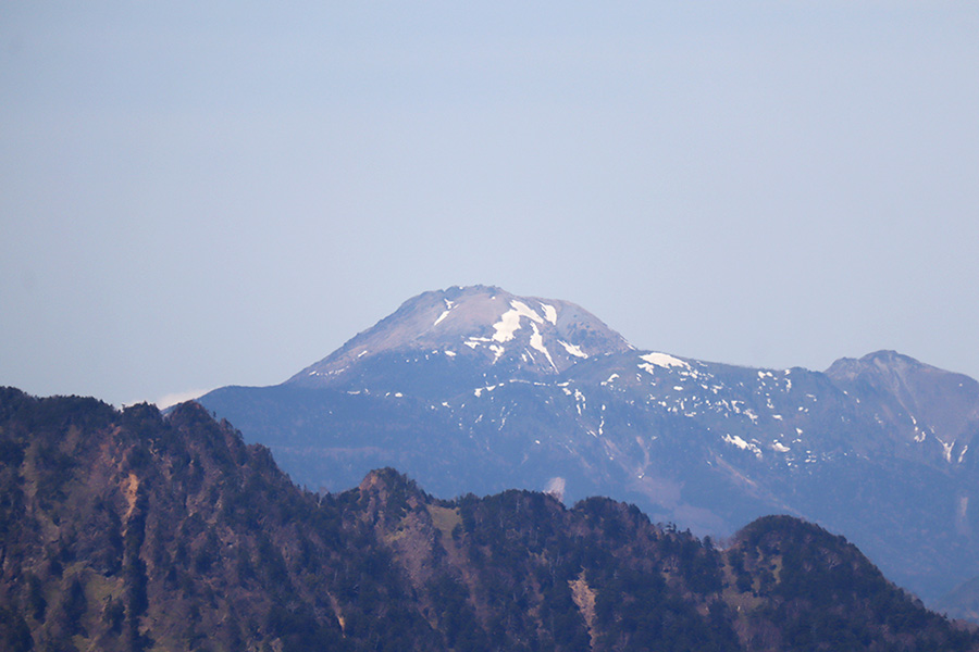 皇海山の奥に日光白根山