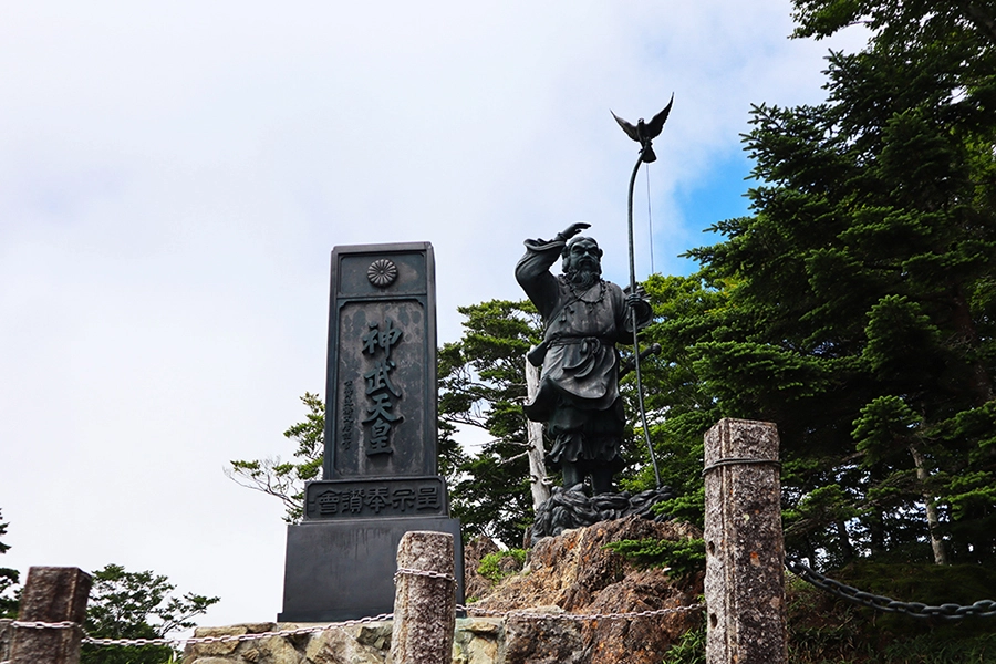 牛石ヶ原（うしいしがはら）」へでると、神武天皇（じんむてんのう）